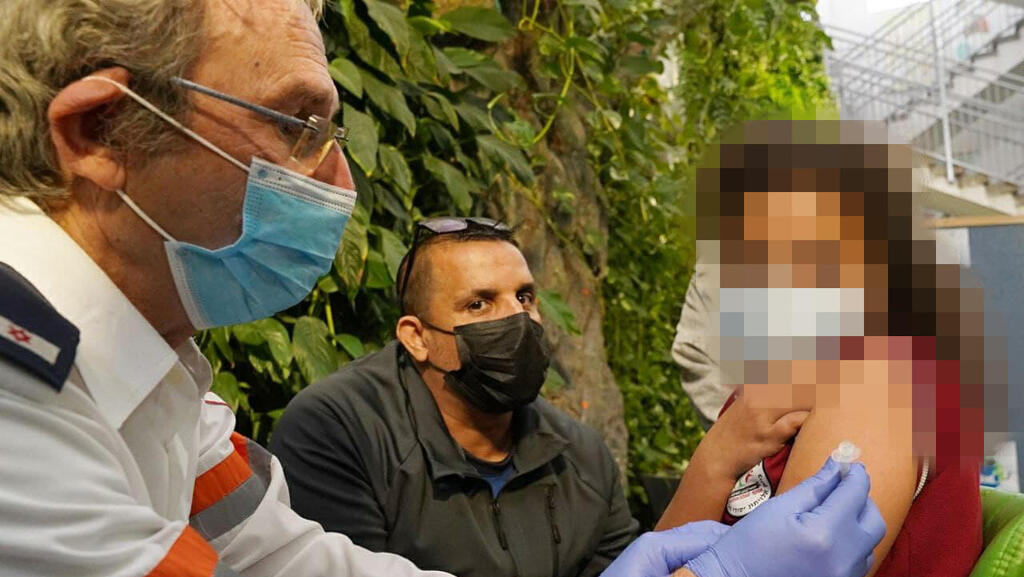 A child receives the coronavirus vaccine in a school in the Arab sector last week (Photo: Efi Sharir) חיסוני ילדים בבית ספר אל זיתון בבועינה נוג'ידאת