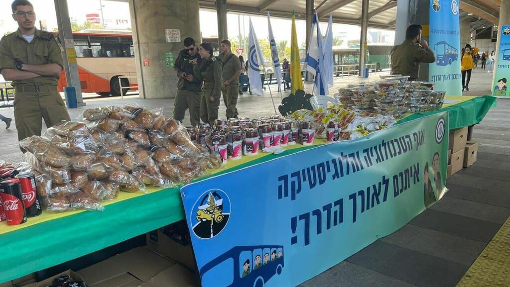 Угощение на солдатском вокзале חיילים בתחנות ההיסעים החדשות