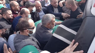 בכירי הנהגת חמאס חו"ל עיזת א-רישק, זאהר ג'בארין וחוסאם בדראן ליד ארונו של חמזה שאהין במהלך ההלוויה