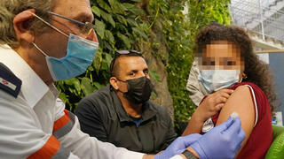 חיסוני ילדים בבית ספר אל זיתון בבועיינה נוג'ידאת