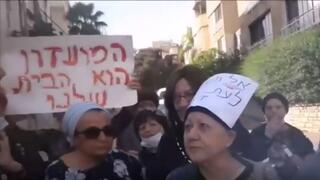 הפגנת הקשישות שנותרו ללא המועדון