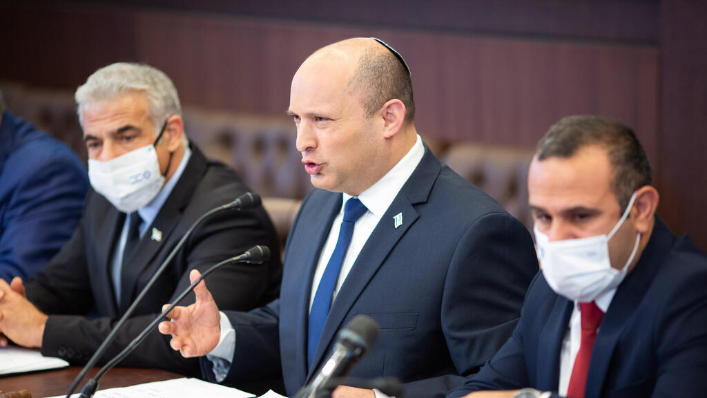 Prime Minister Naftali Bennett (center) urges public to vaccinate on Sunday (Photo: Emil Salman ) ישיבת ממשלה