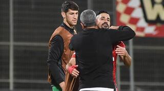 בירם כיאל ושרון מימר מתחבקים