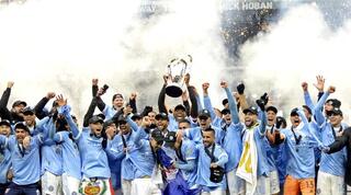 שחקני ניו יורק סיטי עם הגביע