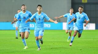 שחקני נבחרת ישראל חוגגים