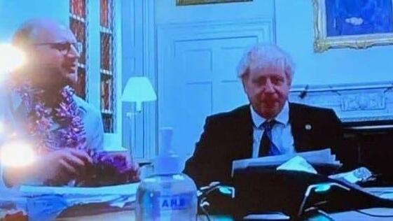 ראש ממשלת בריטניה בוריס ג'ונסון משתתף בחידון לחג המולד