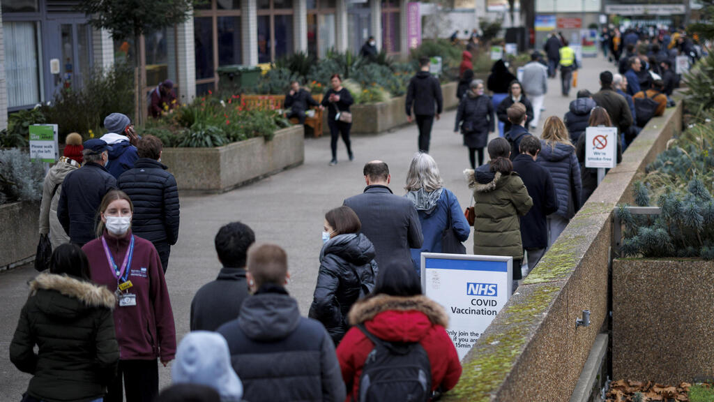 People in London waiting to get the COVID vaccine (Photo: Getty Images) תור לקבלת חיסון קורונה ב לונדון בריטניה אנגליה