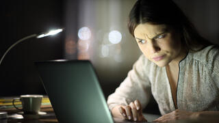 אישה עם מחשב נייד