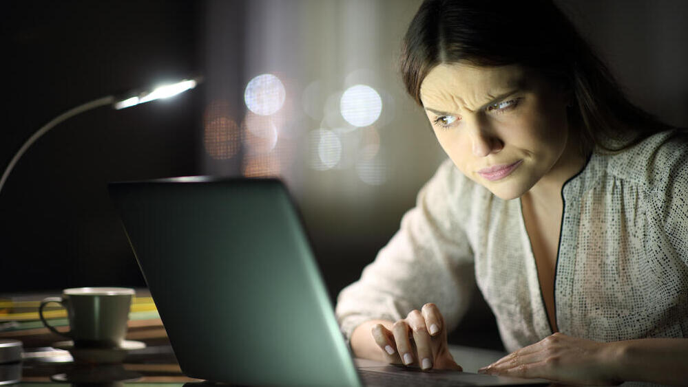 אישה עם מחשב נייד