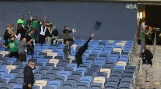 כיסאות מושלכים באוויר בסמי עופר