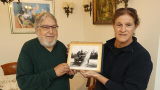יעקב שלזינגר מוסר את התמונה האחרונה שצילם את הטייס שלמה נבות ז''ל, לבתו  ד''ר דליה נבות מינצר