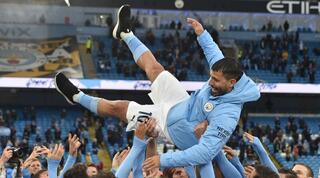 שחקני מנצ'סטר סיטי מניפים את סרחיו אגוארו באוויר