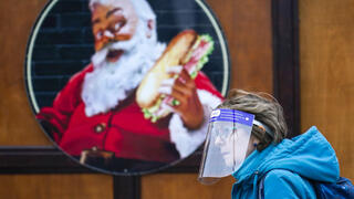 אישה עם מסכה בשוק חג המולד בלונדון