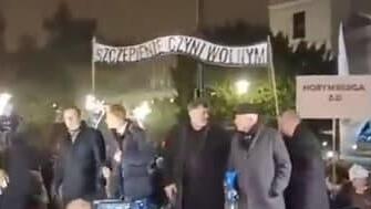 פולין הפגנה ימין קיצוני שלט החיסונים משחררים במקום העבודה משחררת אושוויץ