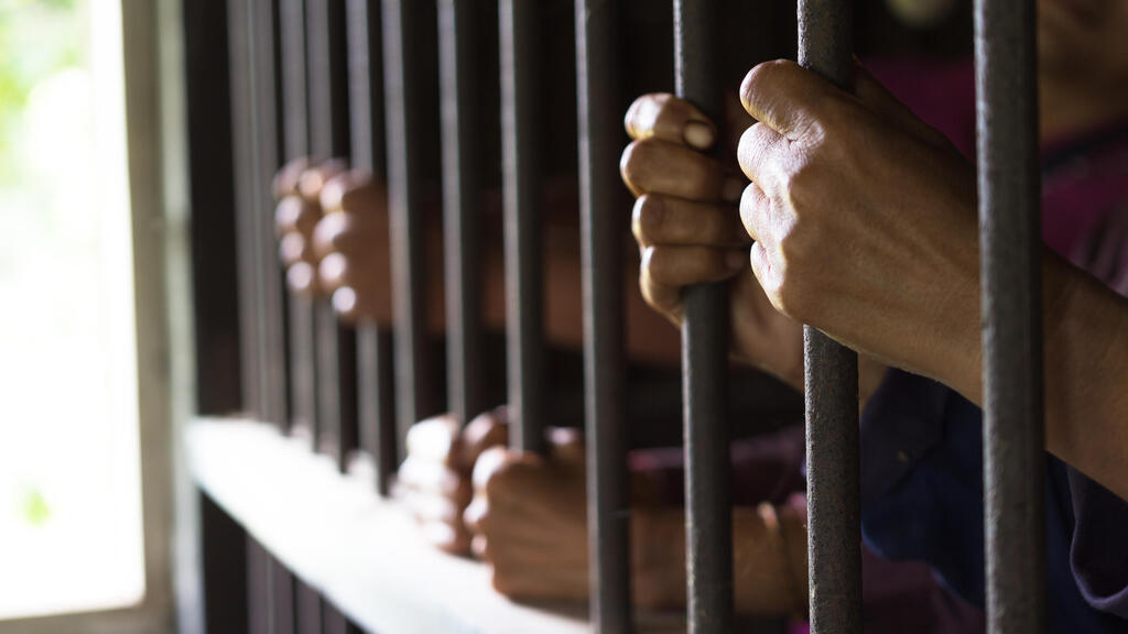 אילוס אילוסטרציה אסירים כלא בית סוהר סורגים 