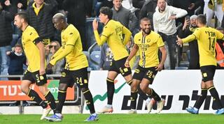 שחקני מכבי נתניה חוגגים עם כארם ג'אבר