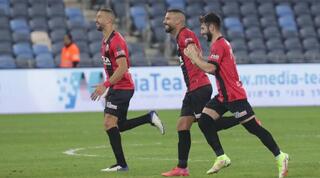 שחקני הפועל חיפה חוגגים