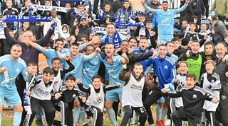 שחקני מכבי שעריים חוגגים עם האוהדים