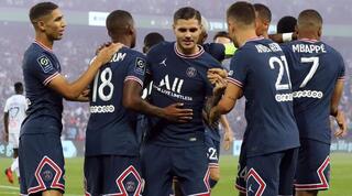 איקרדי מוקף בחבריו בפ.ס.ז'. הארגנטינאי הסתבך