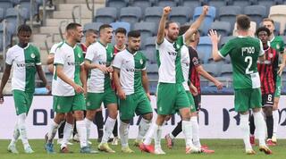 עופרי ארד ושחקני מכבי חיפה חוגגים