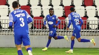 שחקני מכבי פ"ת חוגגים עם ג'יימס אדניי