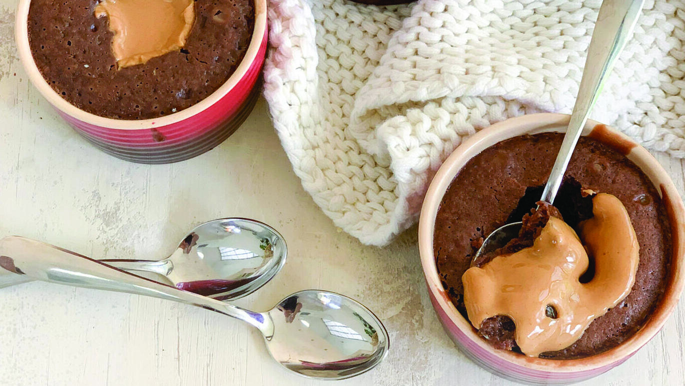    ללא גלוטן: פאדג' שוקולד חם עם לב קרמל מלוח