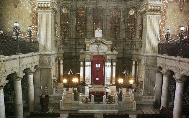 Photo showing an interior view of the Great Synagogue of Rome