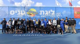 הטניסאים בתמונה קבוצתית