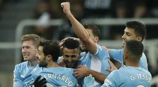 שחקני מנצ'סטר סיטי חוגגים