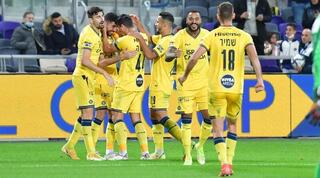 שחקני מכבי ת"א חוגגים עם חלאילה