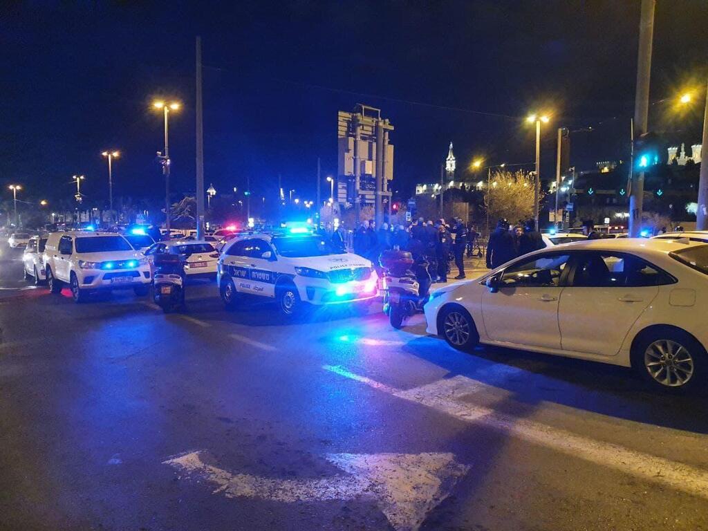 Police at scene of a nationalist attack in Jerusalem (Photo: Eli Mandelbaum) זירת נסיון הפיגוע בירושלים