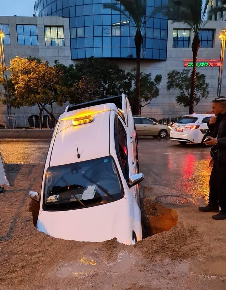 רכב נפל לתוך בור בתל אביב