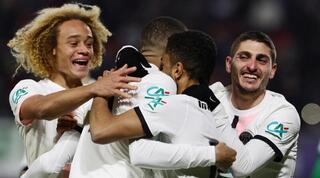 שחקני פ.ס.ז' חוגגים עם אמבפה