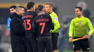 שחקני מילאן מתווכחים עם השופט