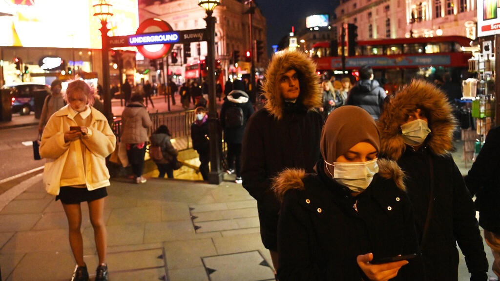 People in London amid the Omicron wave (Photo: EPA) כיכר פיקדילי ב לונדון לקראת חג המולד בריטניה קורונה
