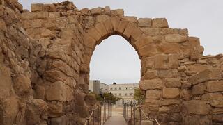 הקשת בכניסה למנזר אותימיוס