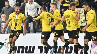 שחקני מכבי נתניה חוגגים