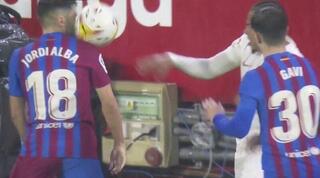 ז'ול קונדה זורק את הכדור על פרצופו של ג'ורדי אלבה