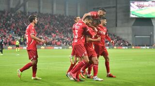 שחקני הפועל באר שבע חוגגים עם מיגל ויטור