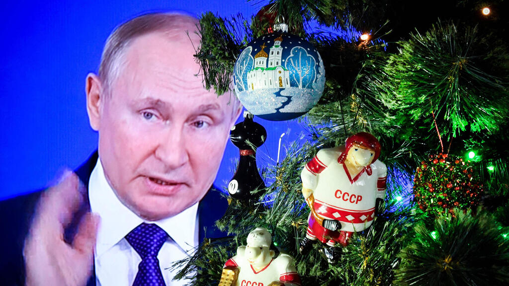 נשיא רוסיה ולדימיר פוטין מסיבת עיתונאים שנתית שידור טלוויזיה מאחורי עץ חג מולד מוסקבה