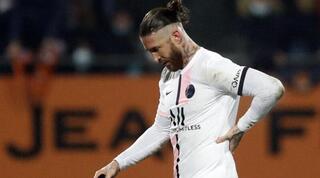 סרחיו ראמוס יורד מהמגרש אחרי האדום שספג