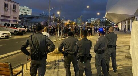 השוטרים מתבוננים על אוהדי מכבי ת"א