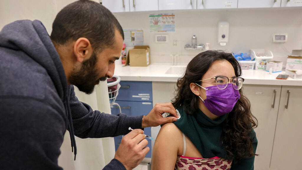 חיסון של פייזר מחסנים נגד קורונה ב מתחם של קופת חולים כללית ב בית חנינא מזרח ירושלים