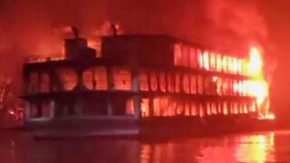 בנגלדש שריפה ב מעבורת 800 נוסעים 37 הרוגים לפחות