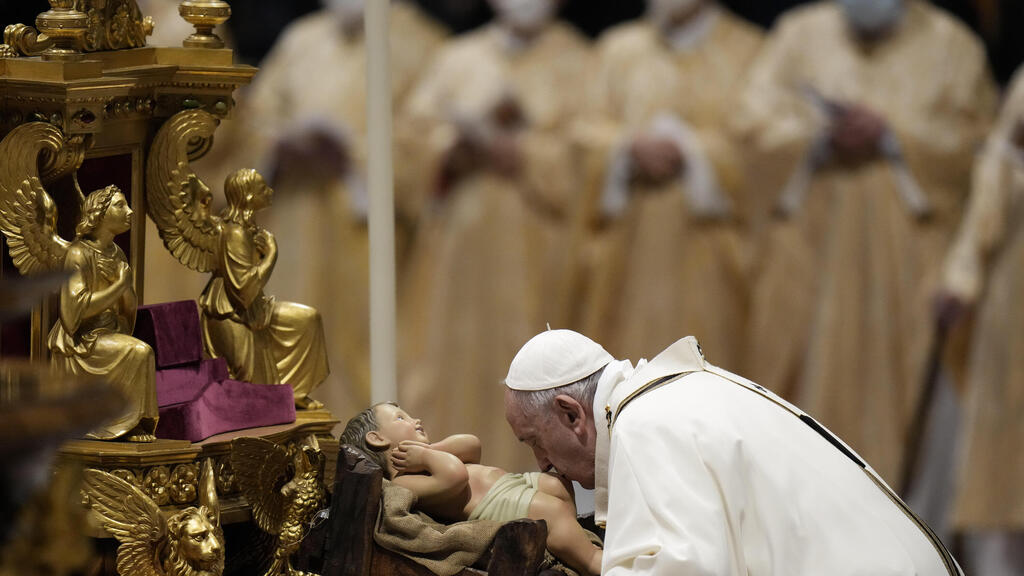 האפיפיור פרנציסקוס במיסת חג המולד בוותיקן