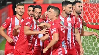 דן איינבינדר חוגג עם שחקני הפועל ת"א