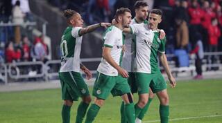 שחקני מכבי חיפה חוגגים עם עומר אצילי