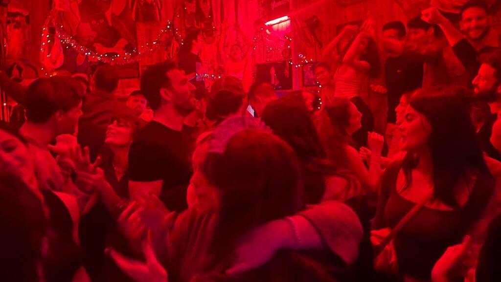 Young residents of Tel Aviv party in a local nightclub אי עטיית מסיכות ושמירה על הנחיות במועדון בתל אביב
