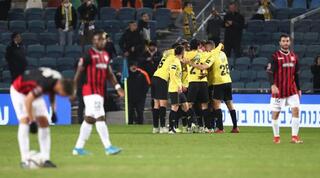 שחקני בית"ר ירושלים חוגגים עם ריצ'מונד בואצ'י