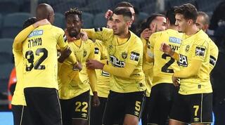 ריצ'מונד בואצ'י חוגג עם שחקני בית"ר ירושלים